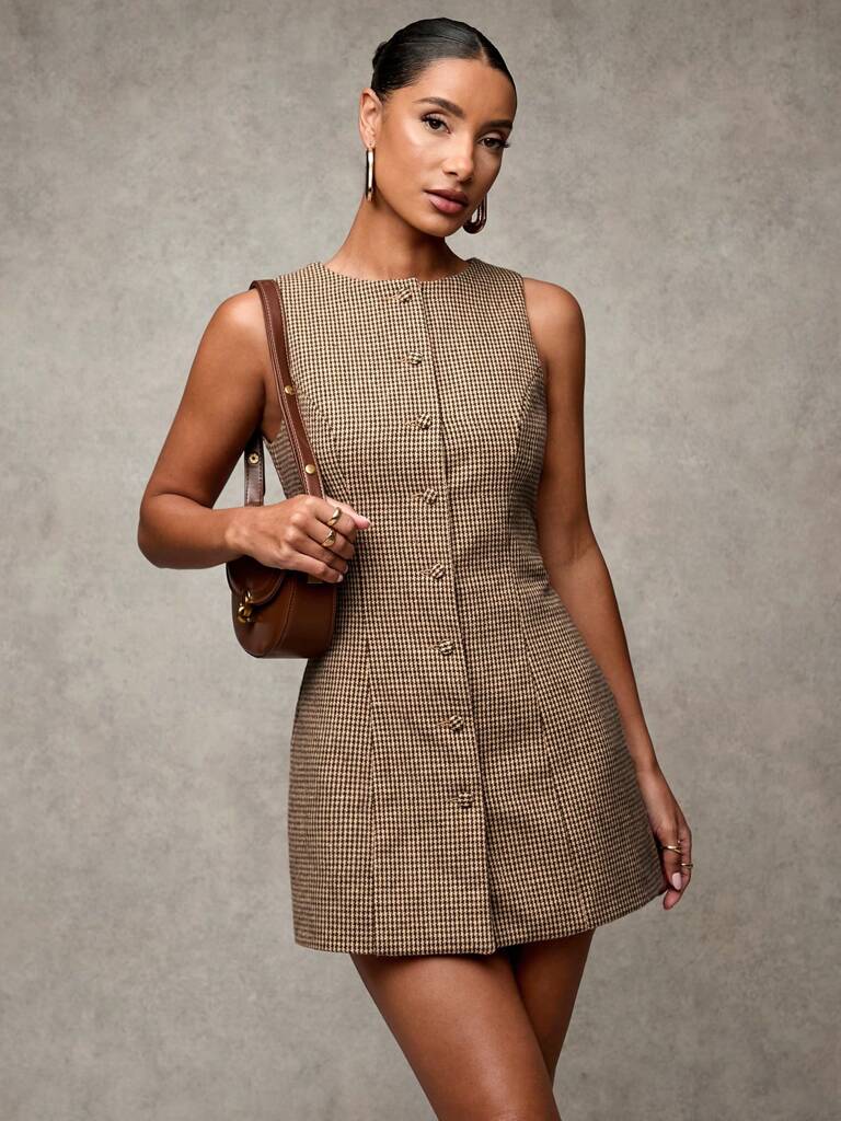 Vestido Curto Cíntia – Xadrez Marrom com Decote Careca