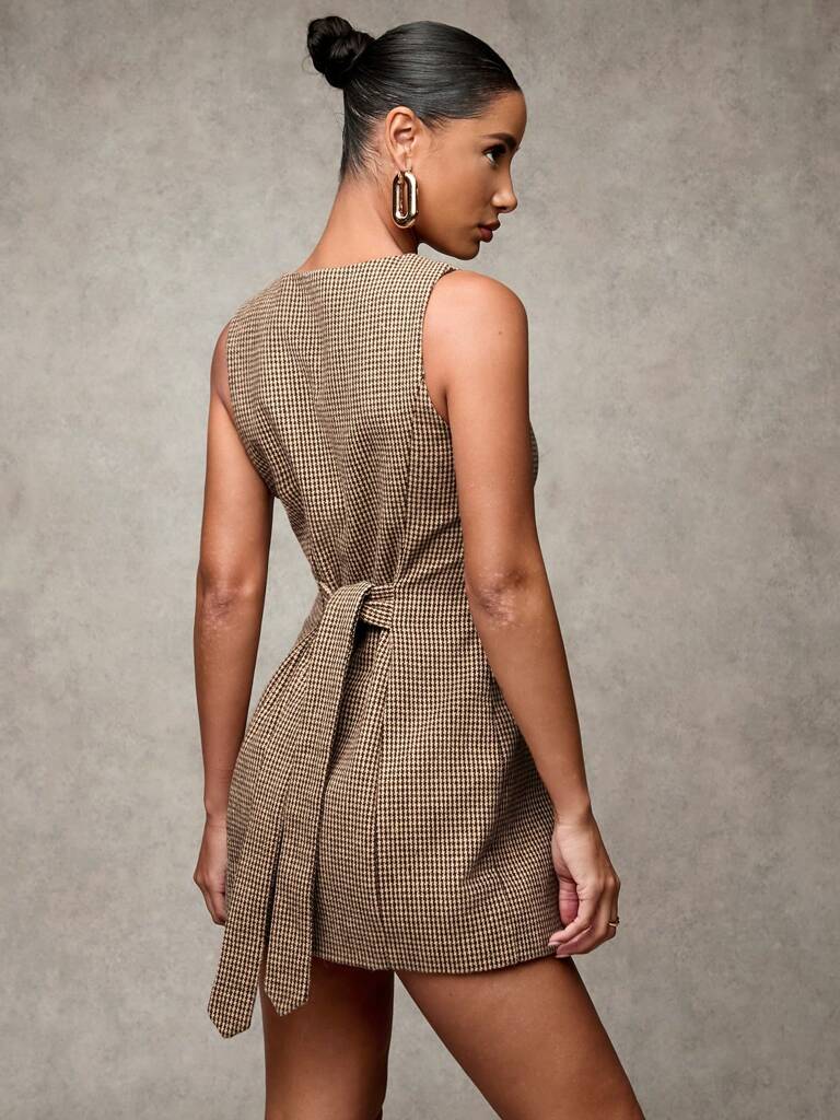 Vestido Curto Cíntia – Xadrez Marrom com Decote Careca