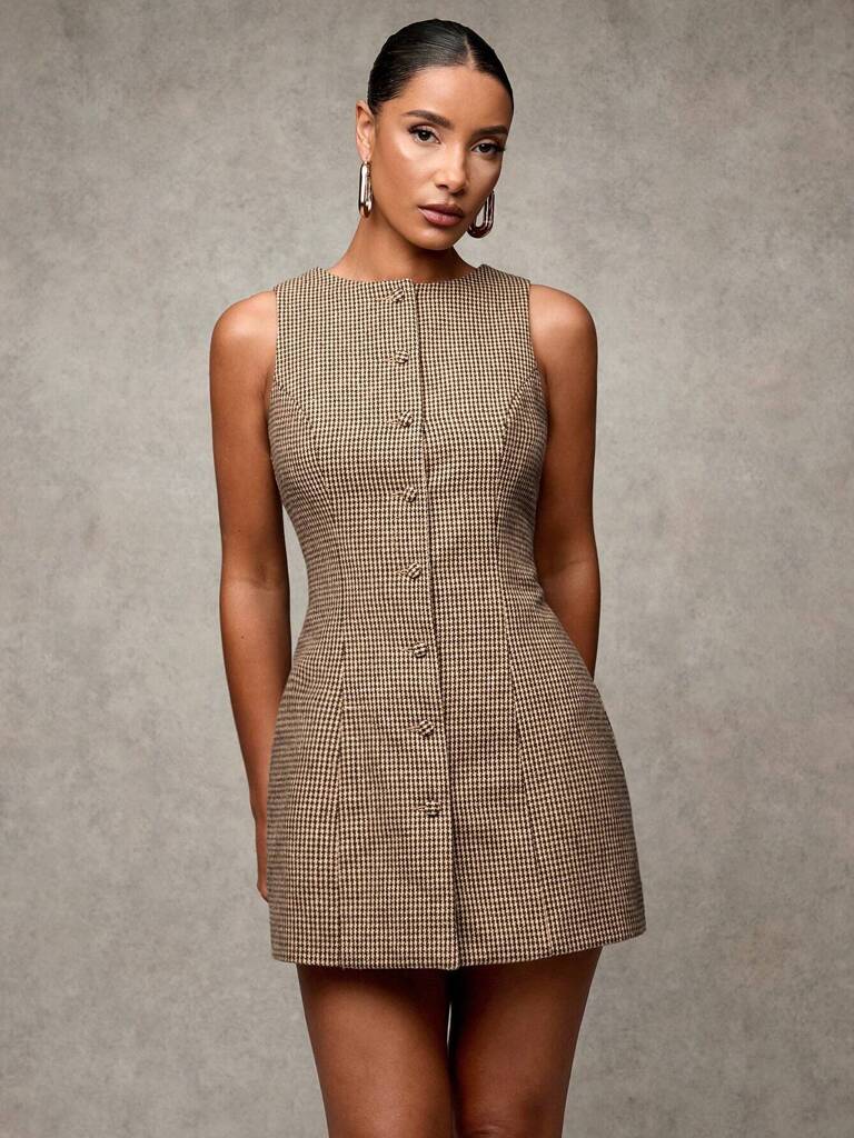 Vestido Curto Cíntia – Xadrez Marrom com Decote Careca