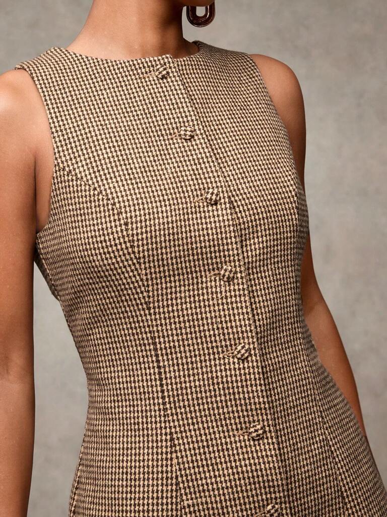 Vestido Curto Cíntia – Xadrez Marrom com Decote Careca