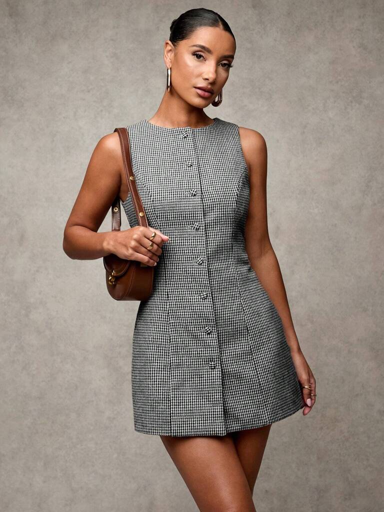 Vestido Curto Cíntia – Xadrez Preto com Decote Careca