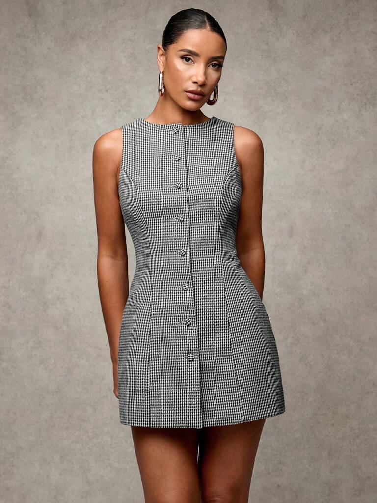 Vestido Curto Cíntia – Xadrez Preto com Decote Careca