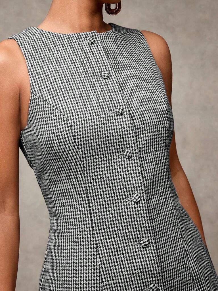 Vestido Curto Cíntia – Xadrez Preto com Decote Careca