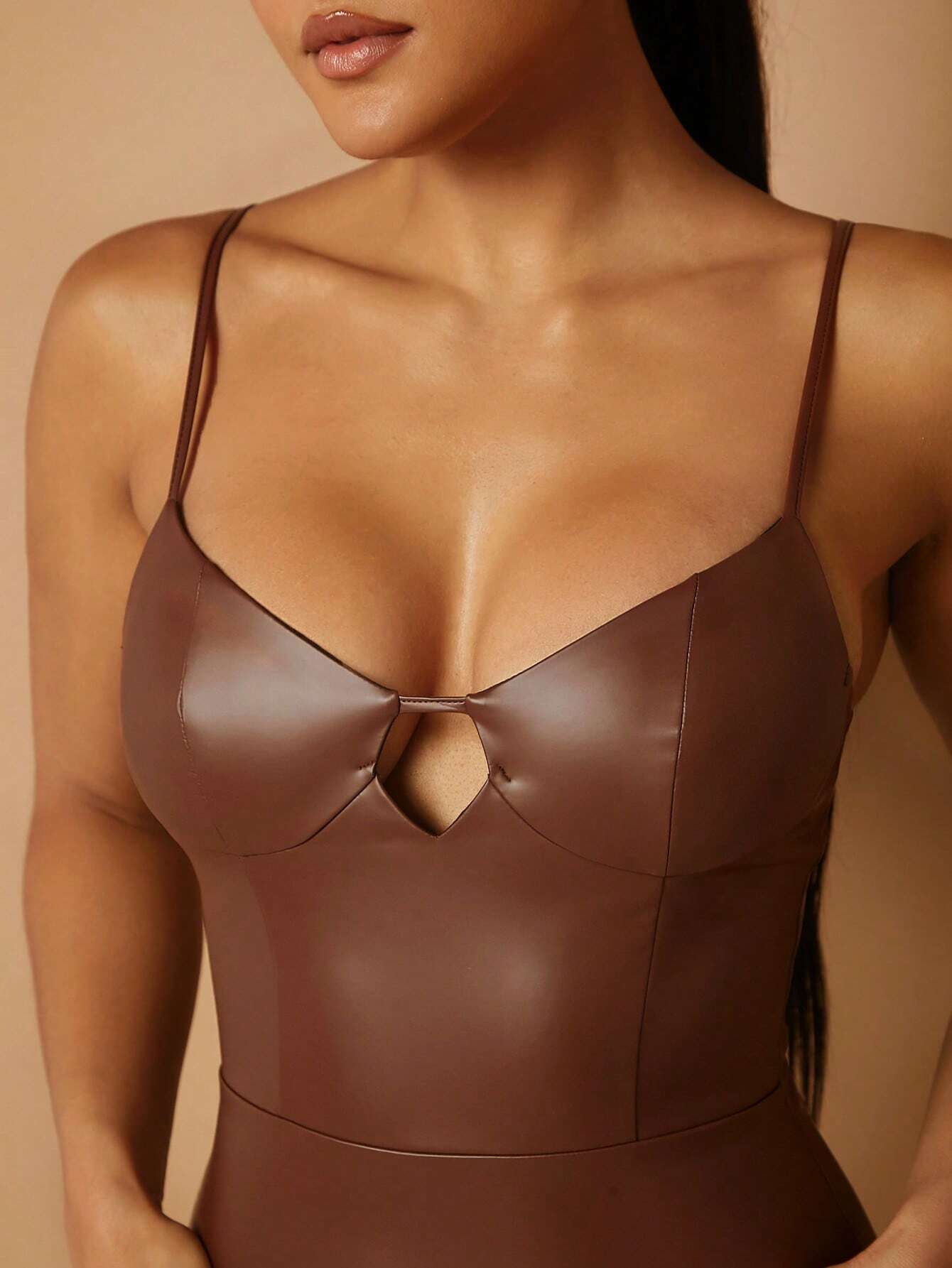 Vestido Midi em Couro Marrom – Sofisticação e Impacto