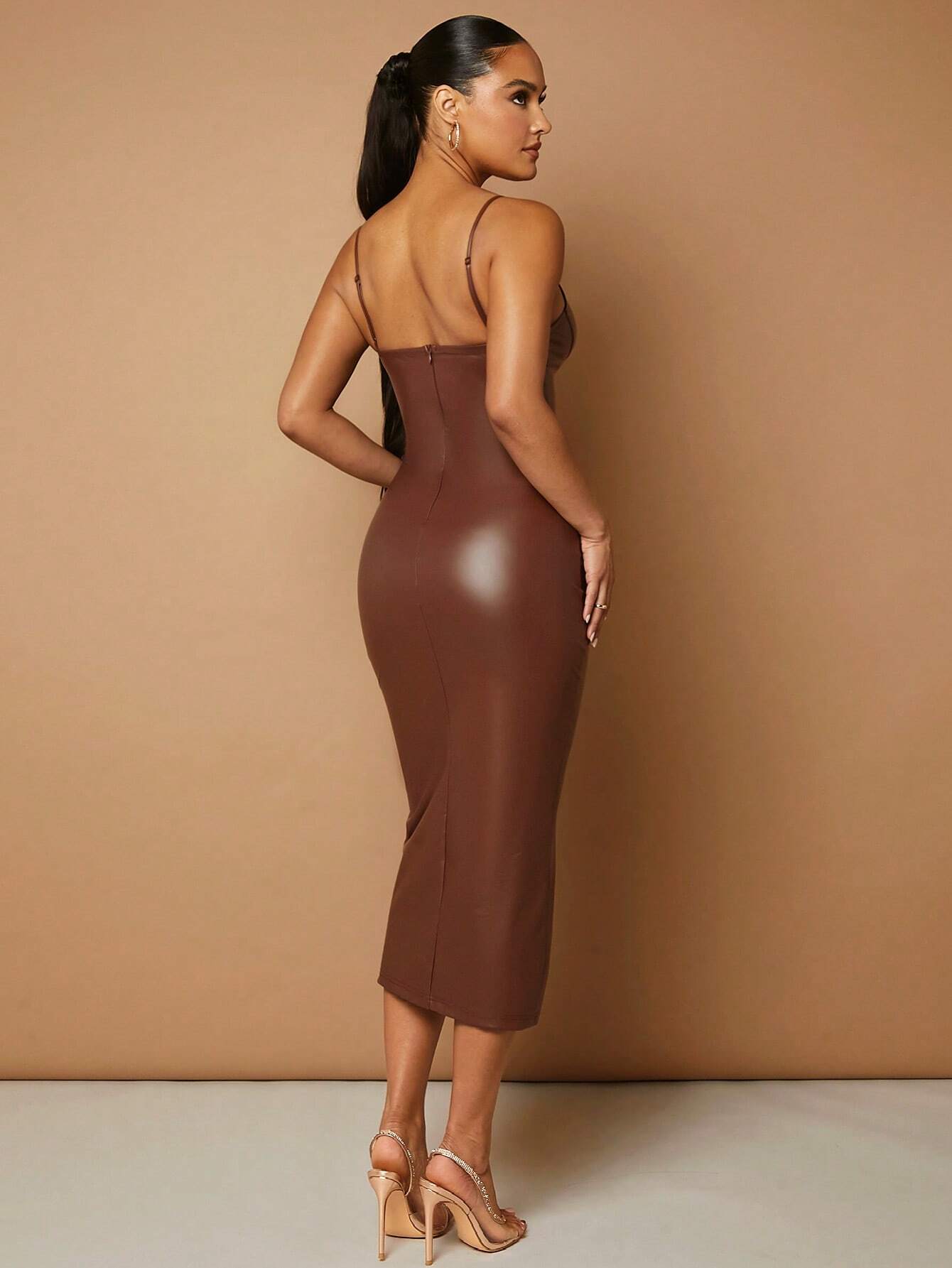 Vestido Midi em Couro Marrom – Sofisticação e Impacto