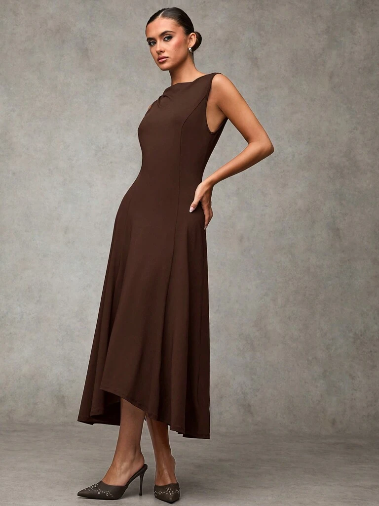 Vestido Midi Elegante sem Mangas Cor Café Helena