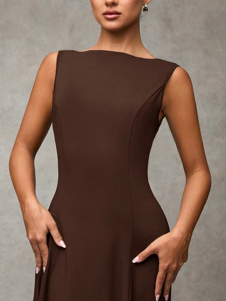 Vestido Midi Elegante sem Mangas Cor Café Helena
