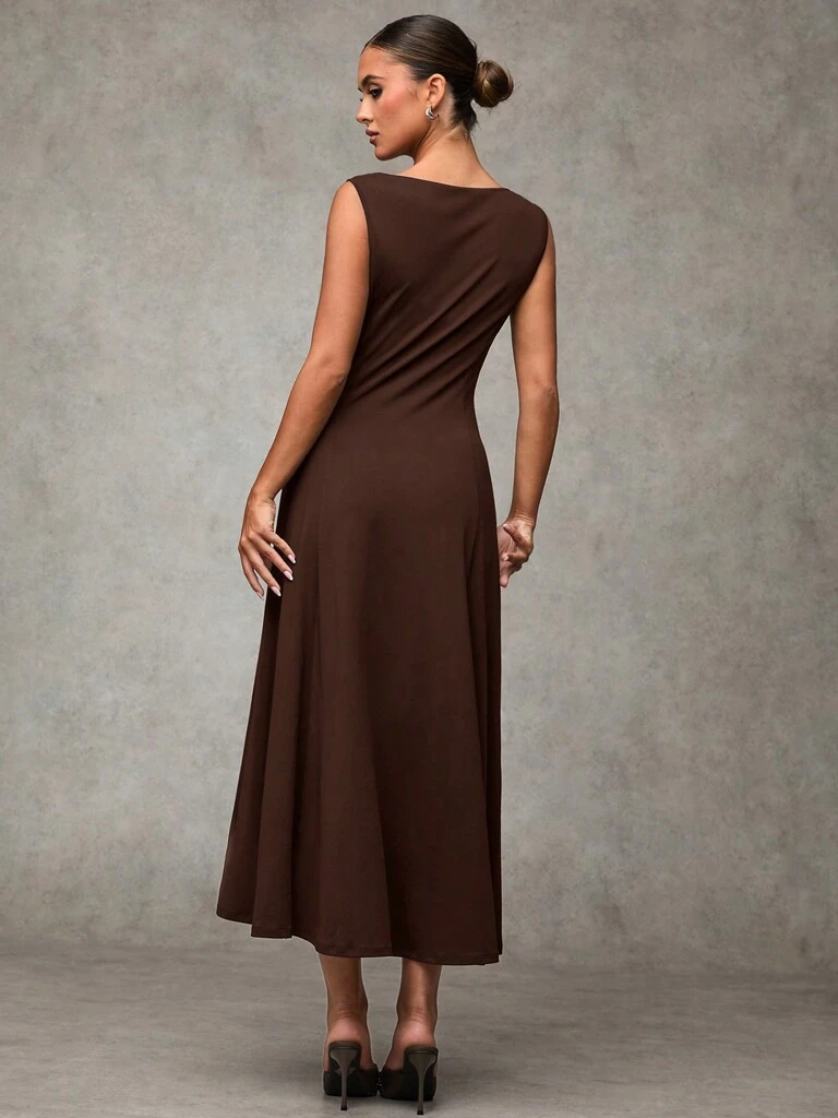 Vestido Midi Elegante sem Mangas Cor Café Helena