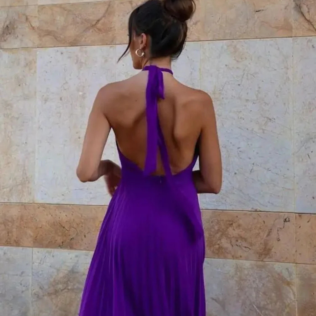 Vestido Plissado Sem Costas Liz Roxo – Elegância e Modernidade em Uma Só Peça