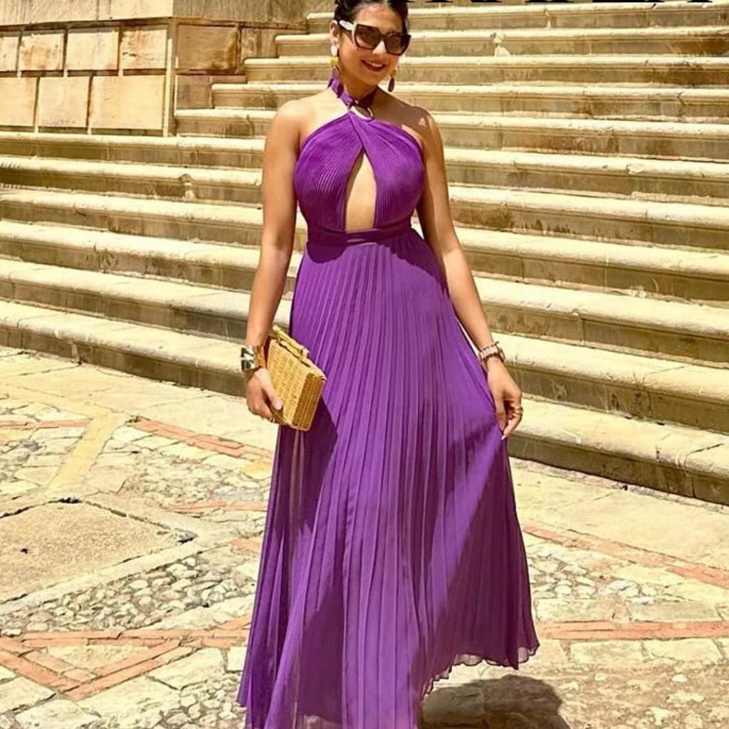 Vestido Plissado Sem Costas Liz Roxo – Elegância e Modernidade em Uma Só Peça