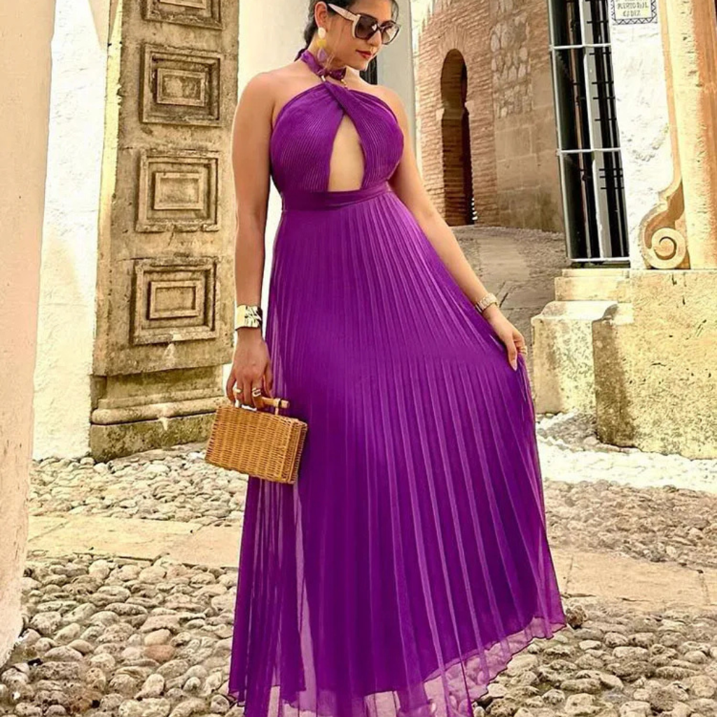 Vestido Plissado Sem Costas Liz Roxo – Elegância e Modernidade em Uma Só Peça